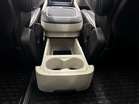 Used 2022 Chrysler Pacifica Limited image 25