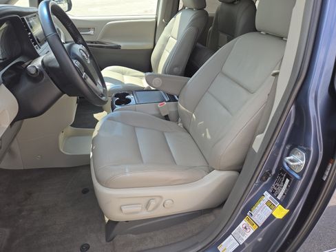 Used 2017 Toyota Sienna XLE Premium AWD/4WD image 25
