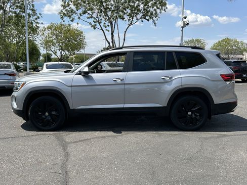 Used 2024 Volkswagen Atlas SE w/ Black Wheel Package FWD image 2