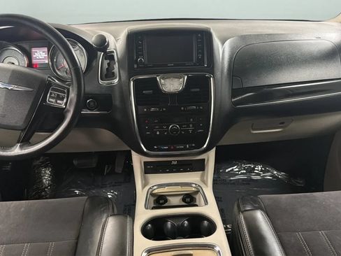 Used 2016 Chrysler Town & Country Limited FWD image 16