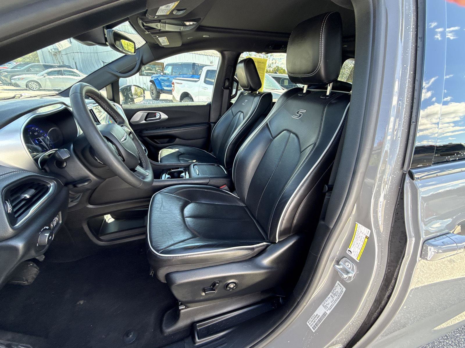 Used 2025 Chrysler Pacifica Limited FWD image 11