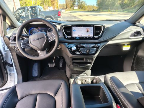 New 2026 Chrysler Pacifica Select image 24