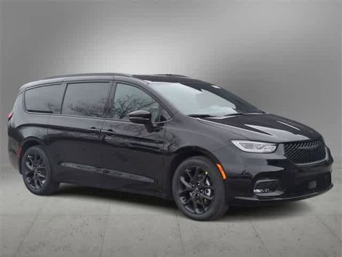 New 2026 Chrysler Pacifica Select w/ S Appearance Package image 2
