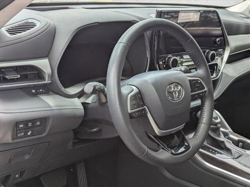 Used 2025 Toyota Highlander Platinum AWD/4WD image 10