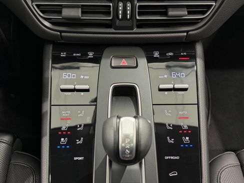 Certified 2025 Porsche Macan image 40