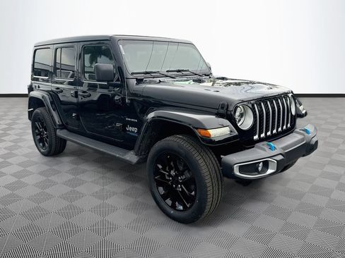 Certified 2022 Jeep Wrangler Unlimited Sahara w/ Cold Weather Group AWD/4WD image 4