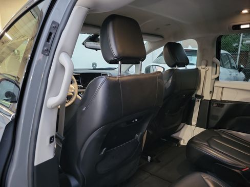 Used 2023 Chrysler Pacifica Touring-L FWD image 12