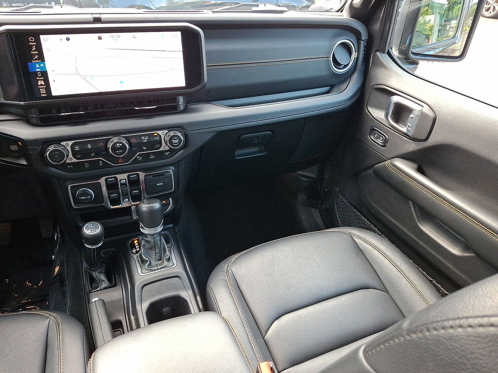 Used 2024 Jeep Wrangler Unlimited Sahara w/ Technology Group AWD/4WD image 11