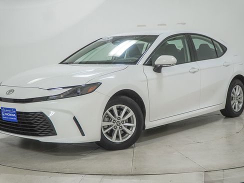 Used 2025 Toyota Camry LE AWD/4WD image 1