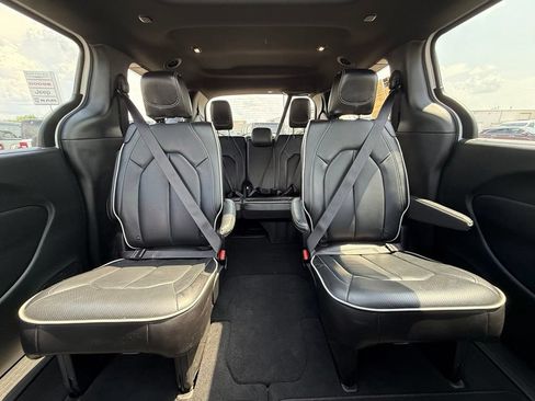 Used 2025 Chrysler Pacifica Limited FWD image 32