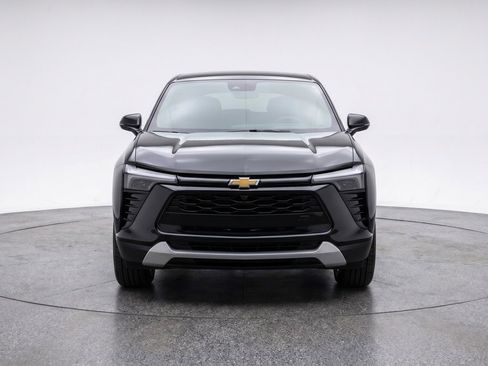 Used 2025 Chevrolet Blazer LT FWD image 2