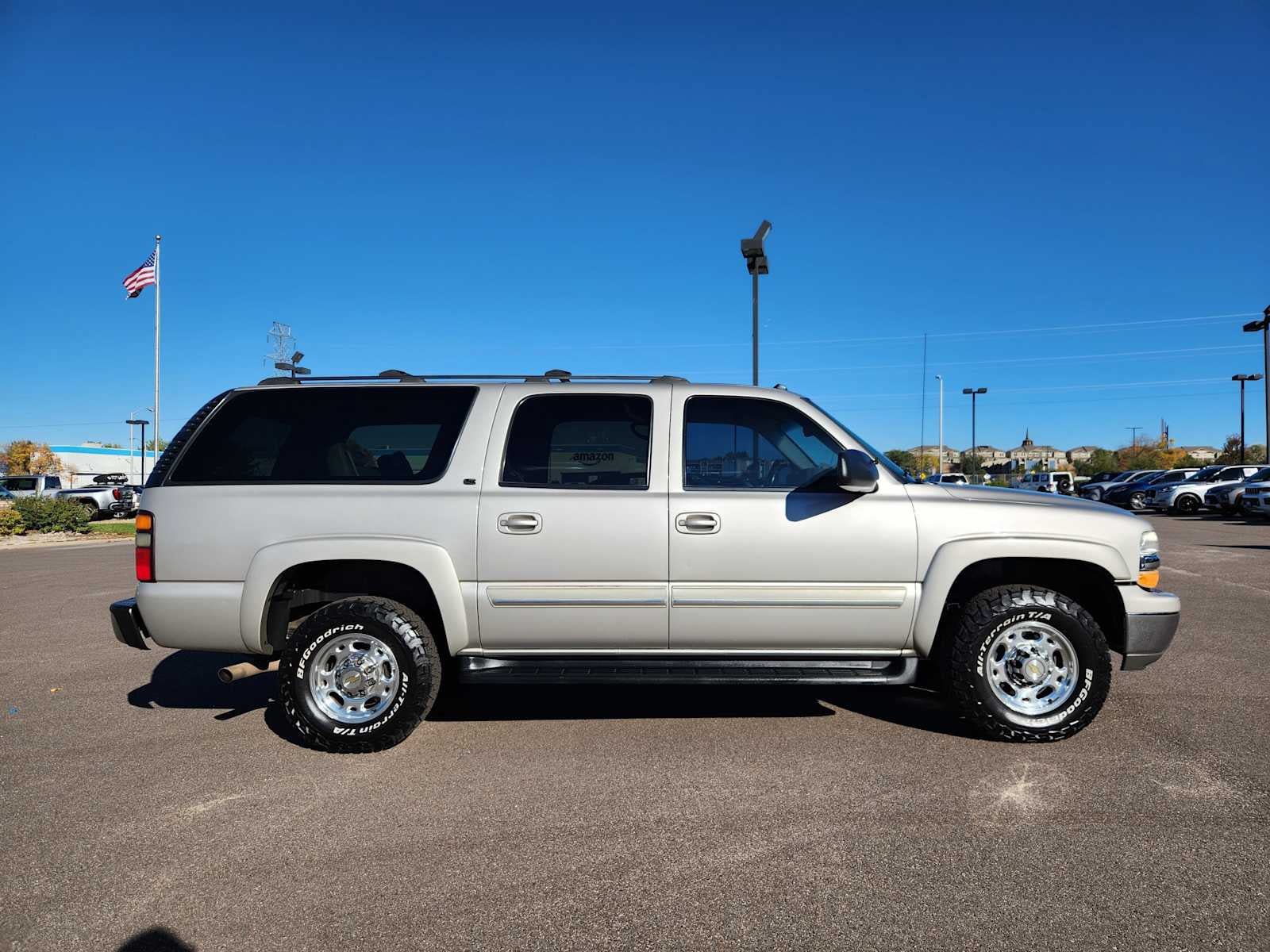 Used 2005 Chevrolet Suburban 2500 LT w/ Preferred Equipment Group AWD/4WD image 2