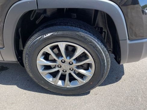 Used 2021 Jeep Cherokee Latitude Plus AWD/4WD image 40