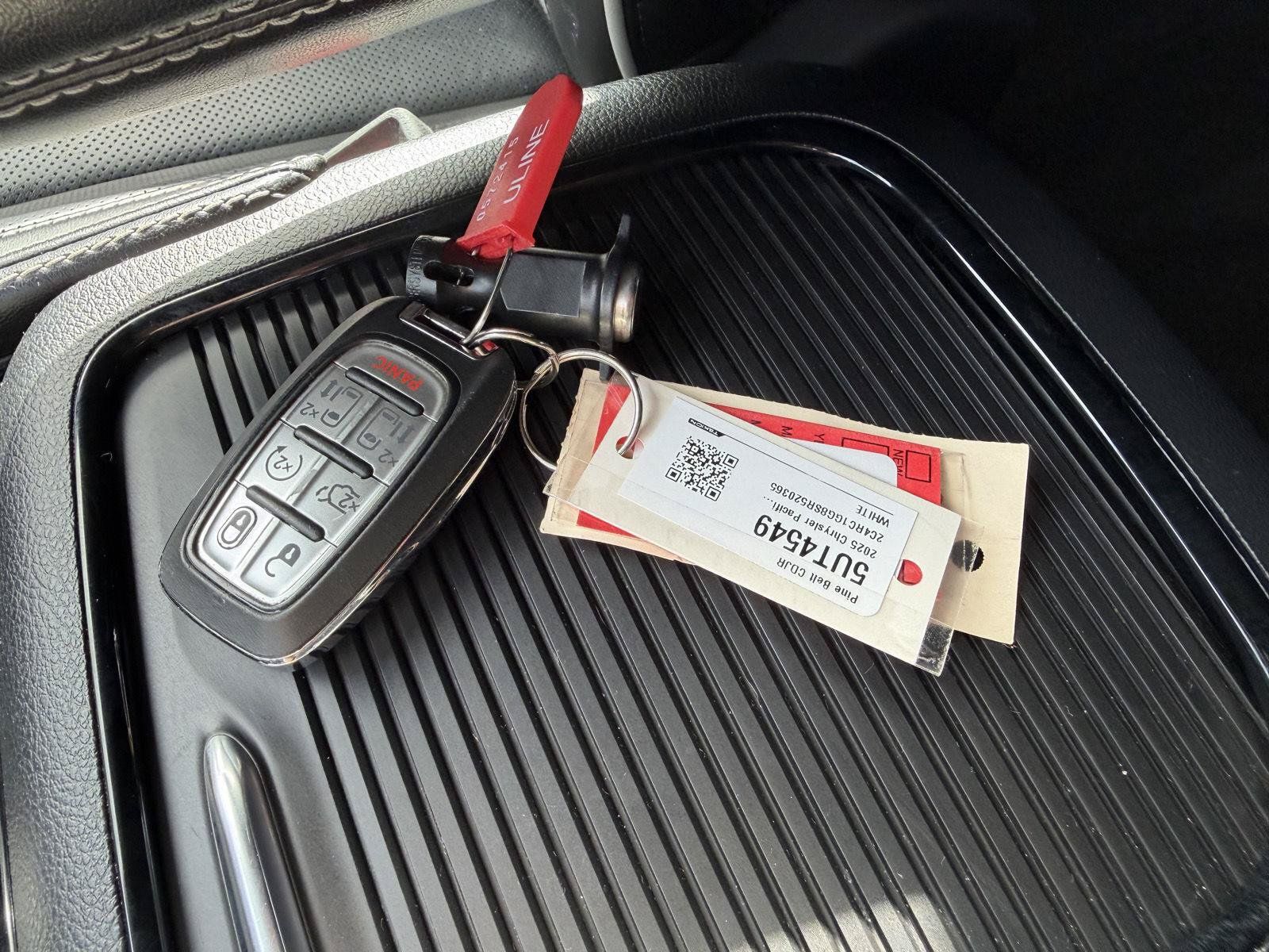 Used 2025 Chrysler Pacifica Limited FWD image 13