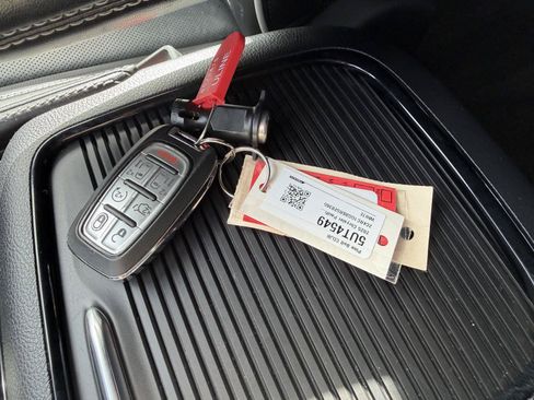 Used 2025 Chrysler Pacifica Limited FWD image 13