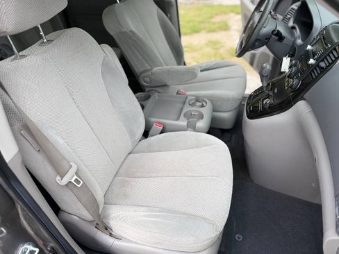 Used 2011 Kia Sedona EX FWD image 14