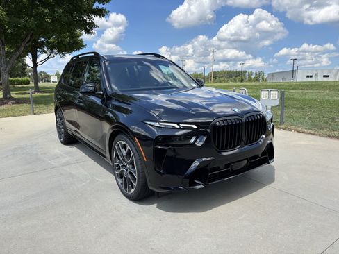 New 2027 BMW X7 xDrive40i w/ M Sport Package AWD/4WD image 2