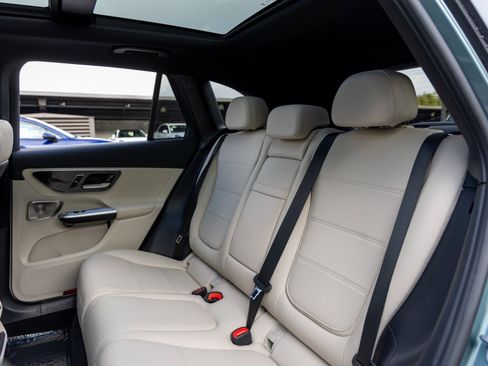 Used 2025 Mercedes-Benz GLC 350e 4MATIC image 43