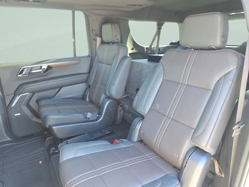 Used 2025 Chevrolet Suburban High Country AWD/4WD image 17