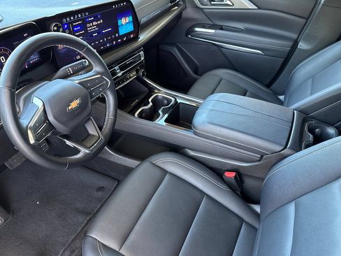 Used 2025 Chevrolet Traverse LT FWD image 5