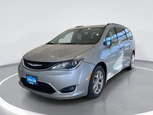 Used 2018 Chrysler Pacifica Limited image 1