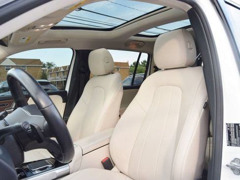 Used 2020 Mercedes-Benz GLB 250 4MATIC w/ Premium Package image 19