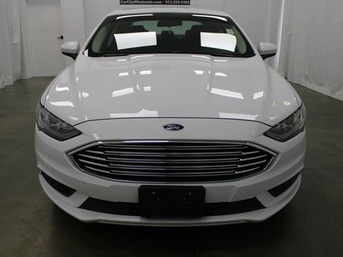 Used 2017 Ford Fusion SE image 2