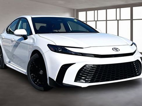 Used 2025 Toyota Camry SE w/ Convenience Package FWD image 3