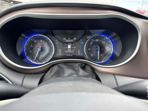 Used 2017 Chrysler Pacifica Touring-L FWD image 26