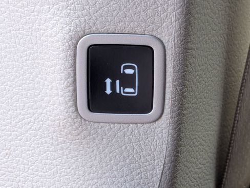 Used 2024 Chrysler Pacifica Touring-L FWD image 30