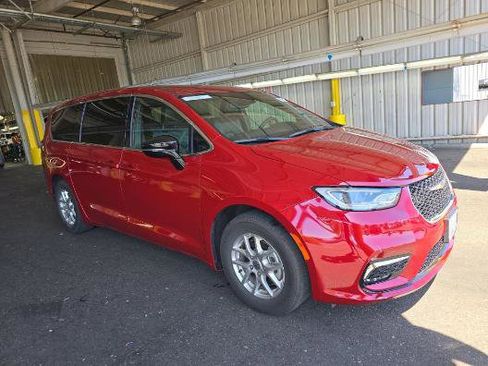 Used 2025 Chrysler Pacifica Select FWD image 3