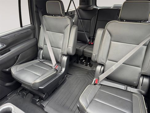 Used 2023 GMC Yukon XL SLT image 13