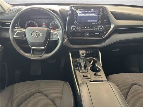 Used 2022 Toyota Highlander LE AWD/4WD image 11
