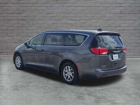 Used 2023 Chrysler Voyager LX FWD image 3