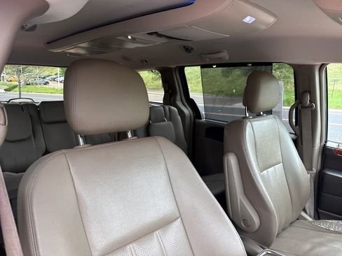Used 2015 Chrysler Town & Country Touring-L w/ Driver Convenience Group FWD image 36