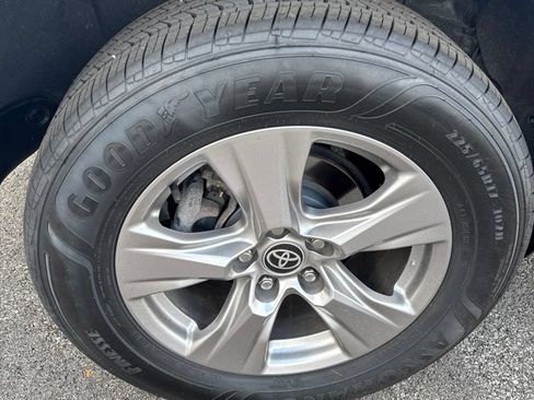 Used 2022 Toyota RAV4 XLE AWD/4WD image 13