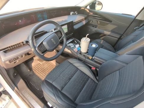Used 2025 Lincoln Nautilus Reserve AWD/4WD image 11