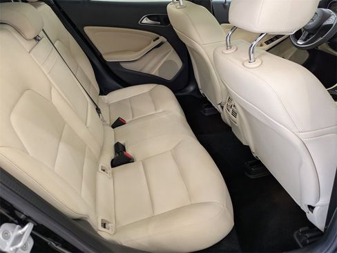Used 2018 Mercedes-Benz GLA 250 4MATIC image 32