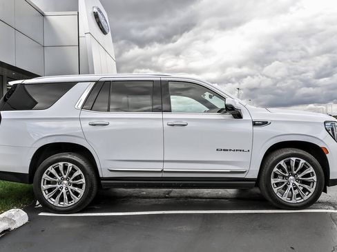 Used 2021 GMC Yukon Denali w/ Denali Premium Package image 9