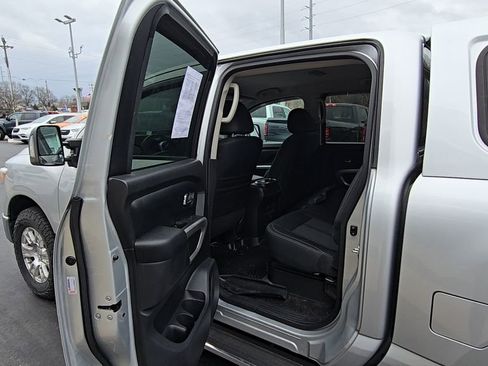 Used 2018 Nissan Titan SV w/ SV Convenience Package image 15
