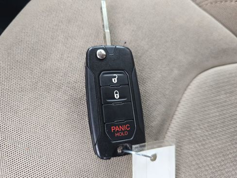 Used 2015 Jeep Renegade Latitude w/ Cold Weather Group II FWD image 37