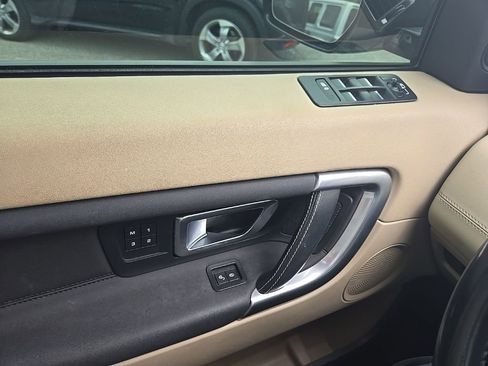 Used 2018 Land Rover Discovery Sport HSE image 19