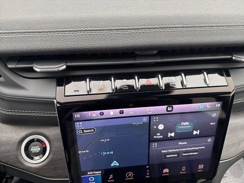 Used 2022 Jeep Grand Cherokee Limited image 16