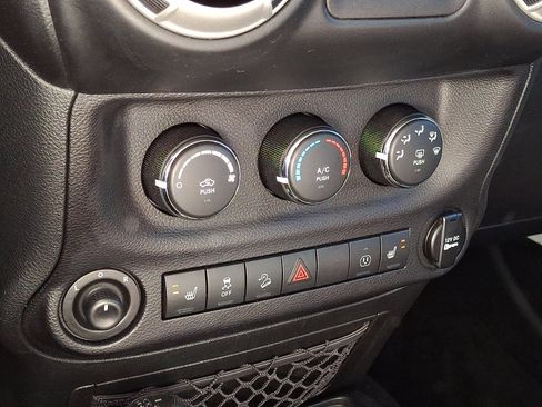 Used 2018 Jeep Wrangler Unlimited Sahara w/ Connectivity Group image 17