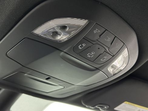 Used 2025 Chrysler Pacifica Select image 24