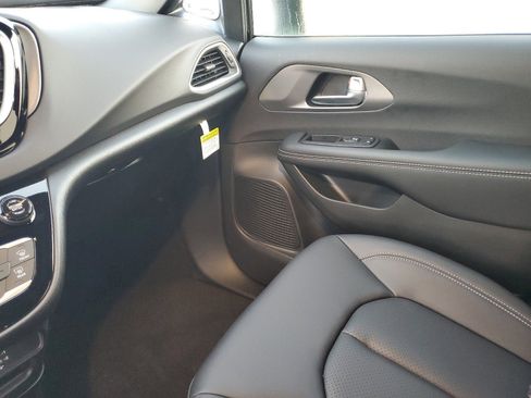 New 2026 Chrysler Voyager LX image 24