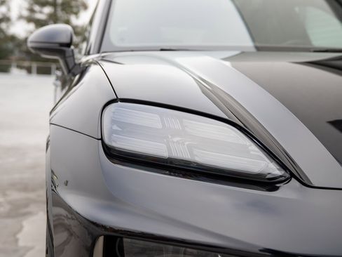 Certified 2025 Porsche Macan Turbo Electric image 13