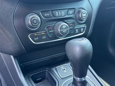 Used 2021 Jeep Cherokee Latitude Lux w/ Comfort/Convenience Group FWD image 13