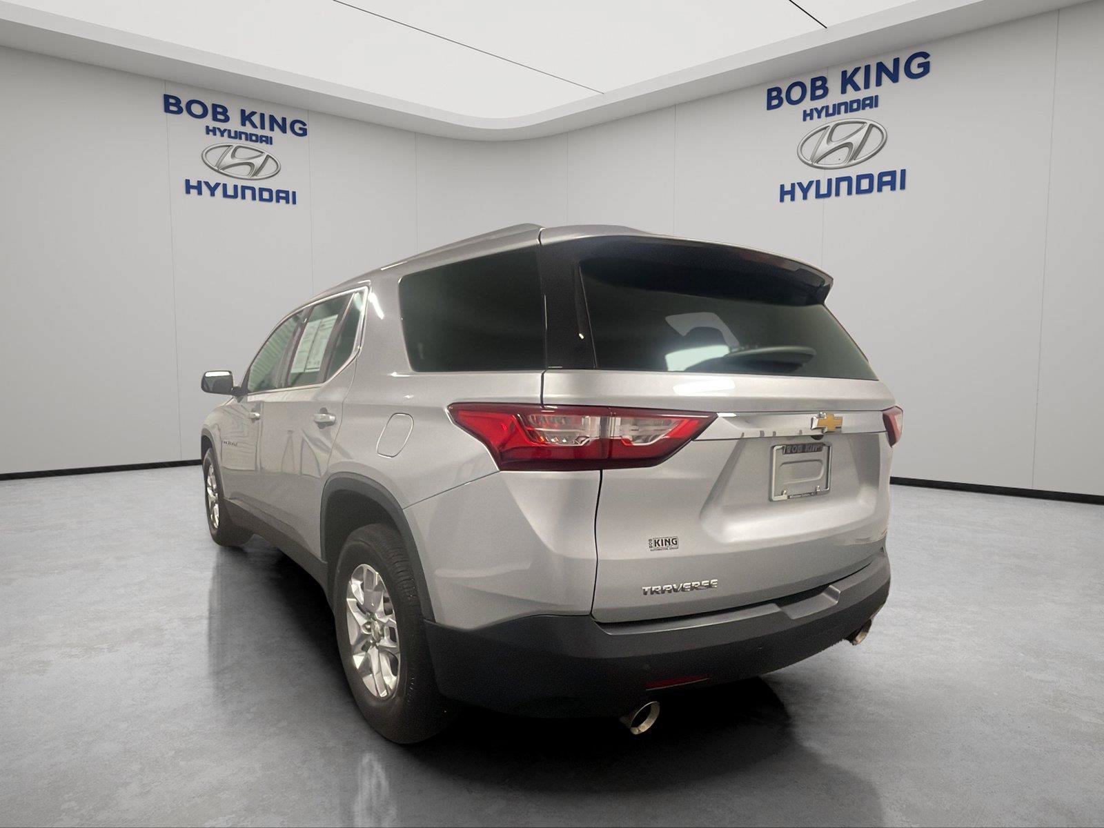Used 2018 Chevrolet Traverse LT FWD image 3