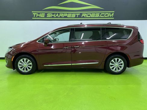 Used 2019 Chrysler Pacifica Touring-L FWD image 6